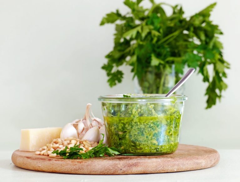DIY in der Küche: Grünes Pesto einfach selber machen - mari-online ...